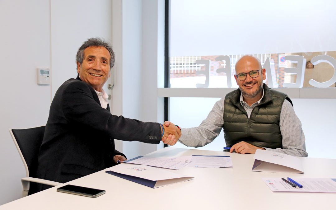 Anxo Queiruga (presidente de COCEMFE) y Andrés González Bellido (Programa TEI) en el momento de la firma del acuerdo de colaboración.